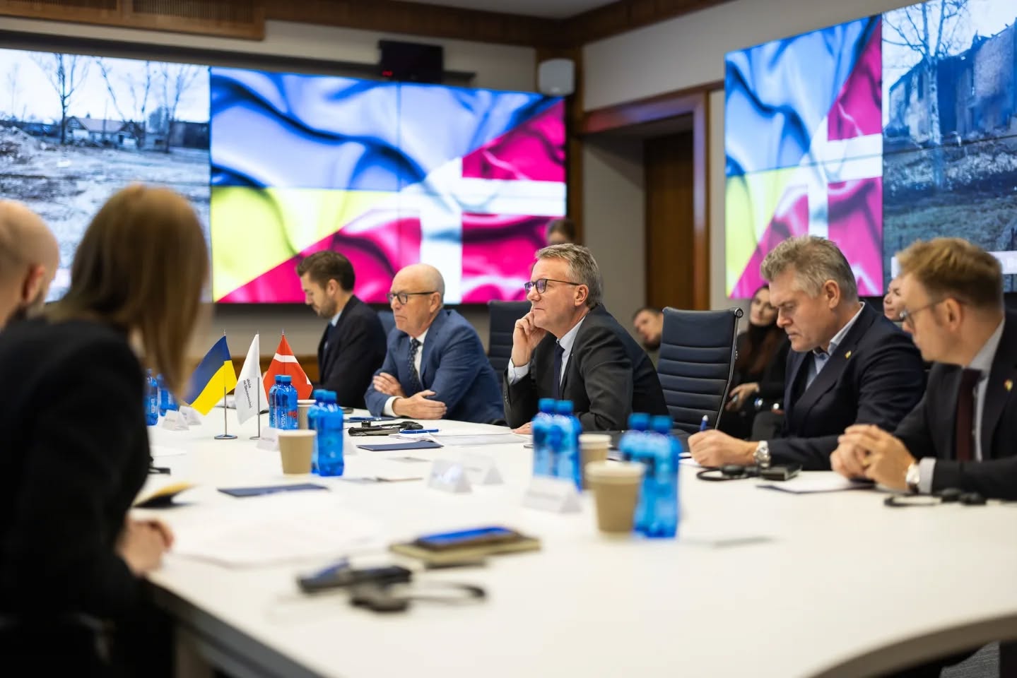 Зеленська з'явилася на зустрічі в костюмі ефектного кольору: який образ обрала перша леді